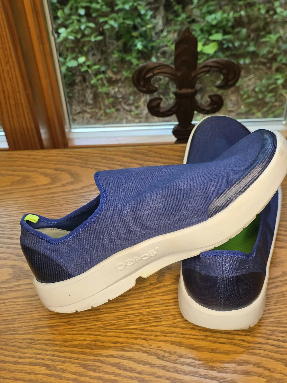 OOFOS Oomg Slip-On Loafers in Navy Sz 12